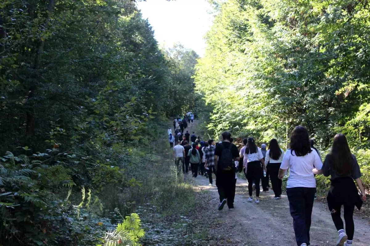 Düzce\'de Gençler Doğa Yürüyüşünde Buluştu