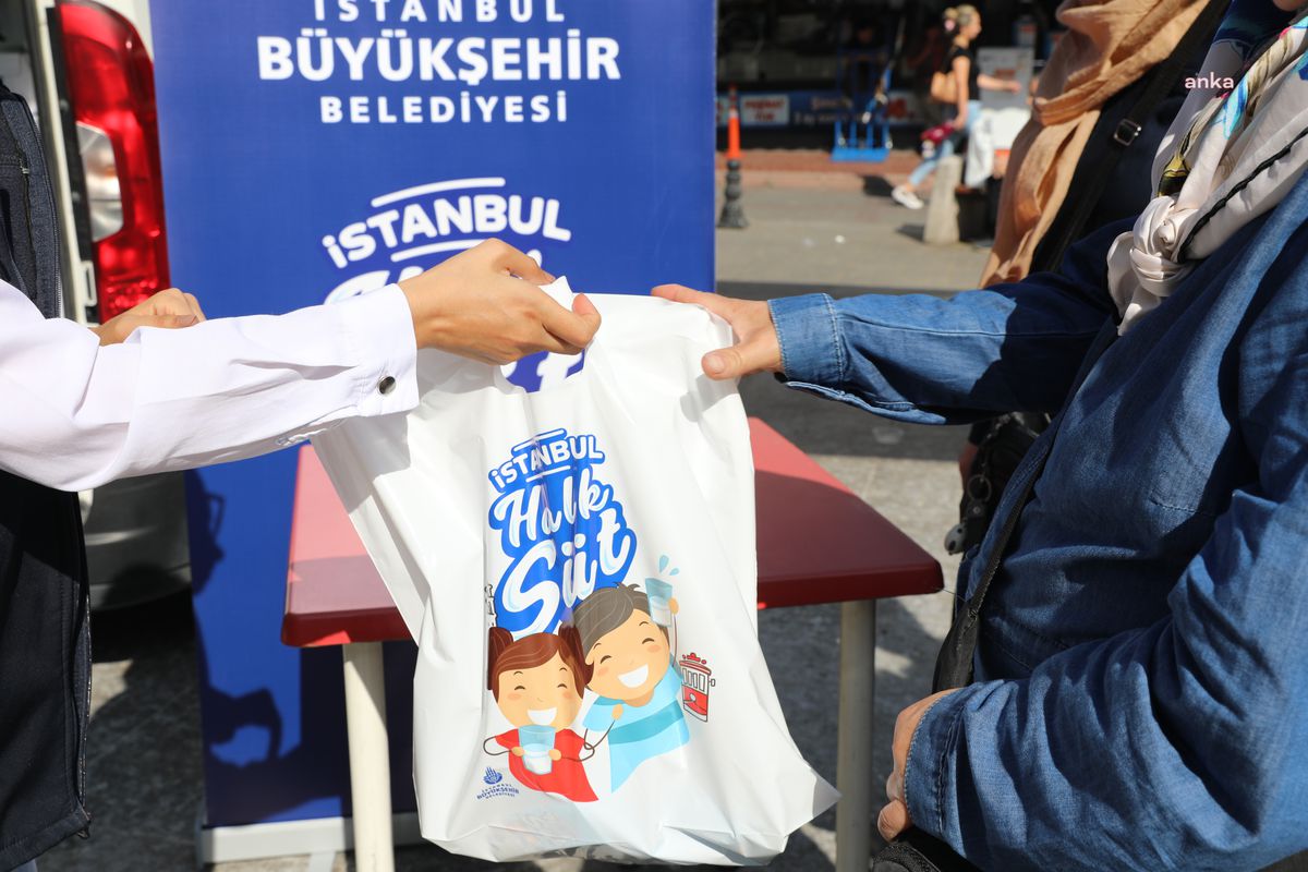 İBB, Dünya Okul Sütü Günü’nde 70 Bin Paket Halk Süt Dağıttı
