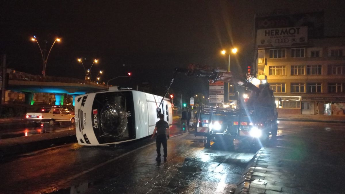 Kayseri\'de Midibüs Devrildi: 9 Yaralı