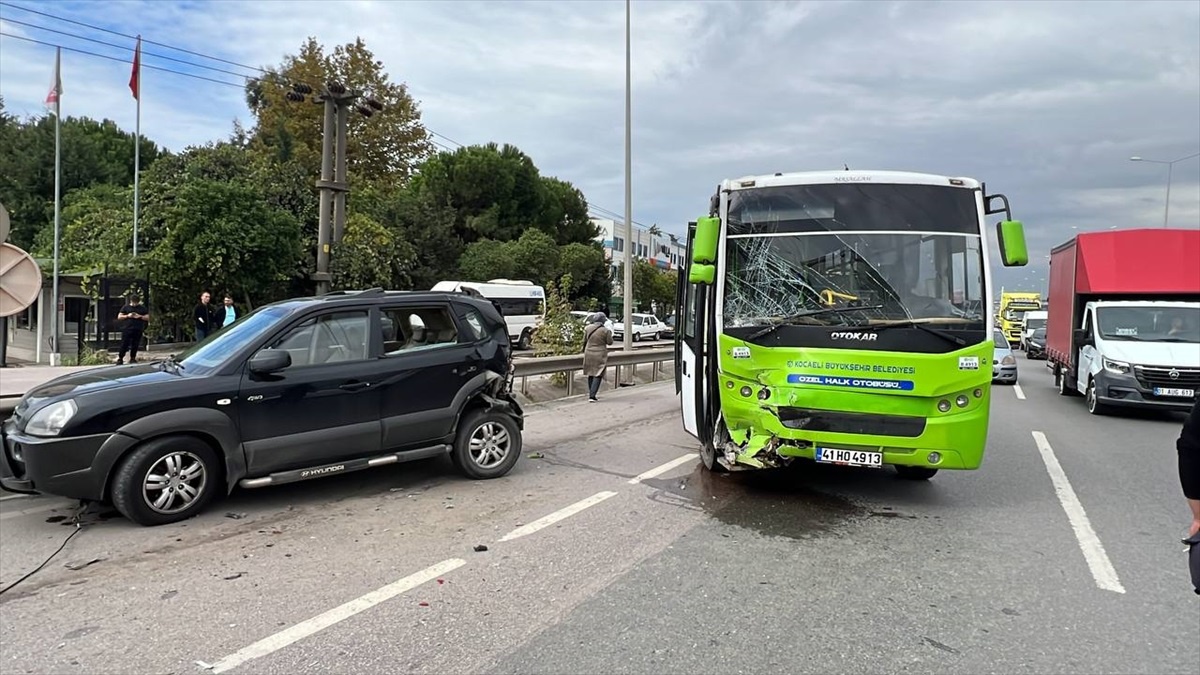 Gebze\'de Halk Otobüsü Cipe Çarptı