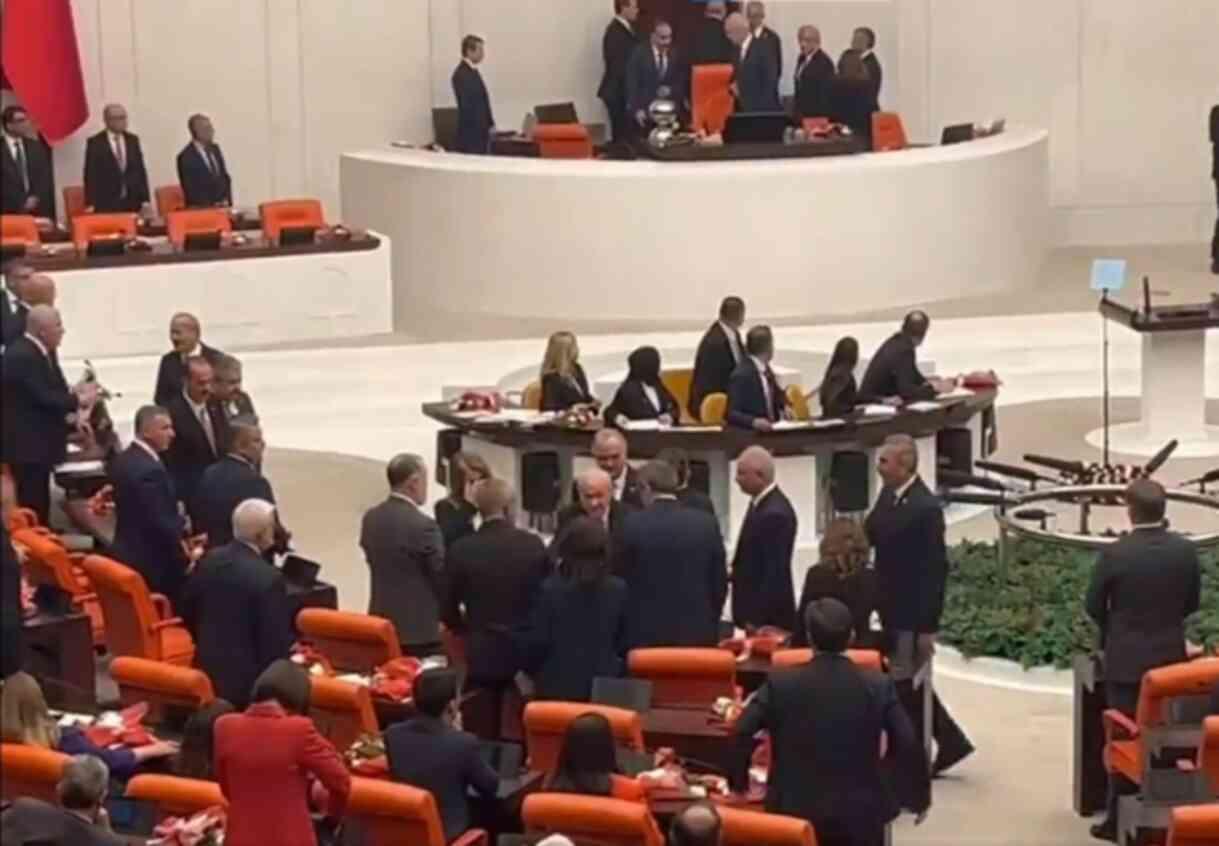 Kürsüde başka Meclis'te başka! Bahçeli, topa tuttuğu Özgür Özel'le tokalaştı