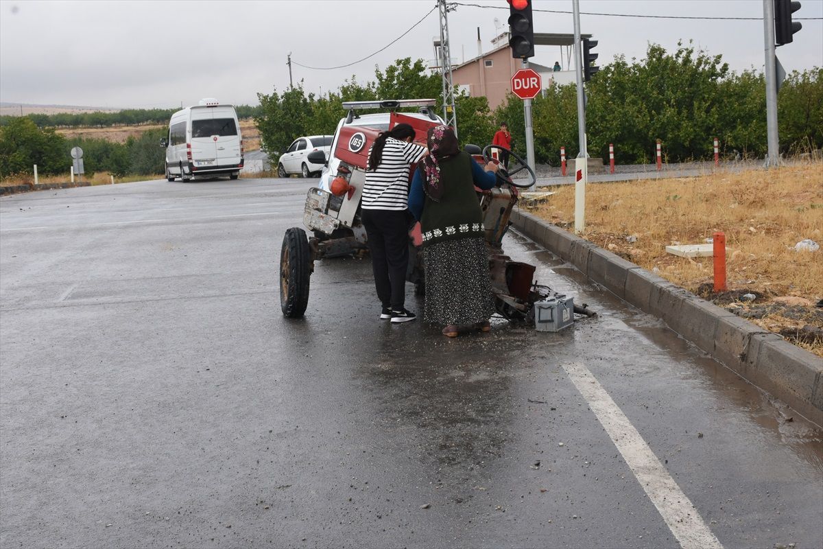 Malatya\'da Otobüs-Traktör Çarpıştı: 1 Ölü, 1 Yaralı
