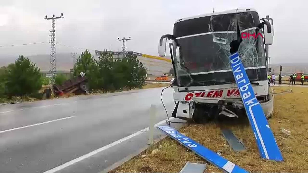 Malatya\'da otobüs-traktör kazası: 1 ölü, 1 yaralı