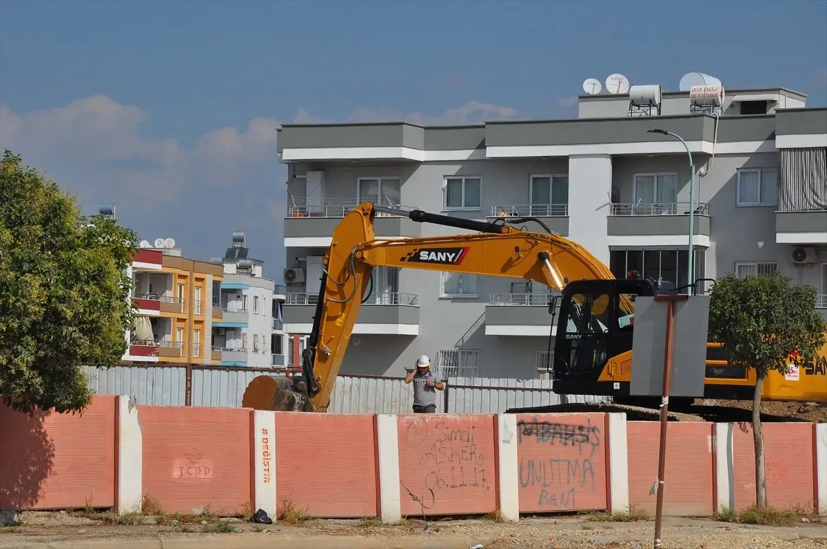 Doğal gaz ana borusu delindi, çevreye toprak ve taş parçaları savruldu