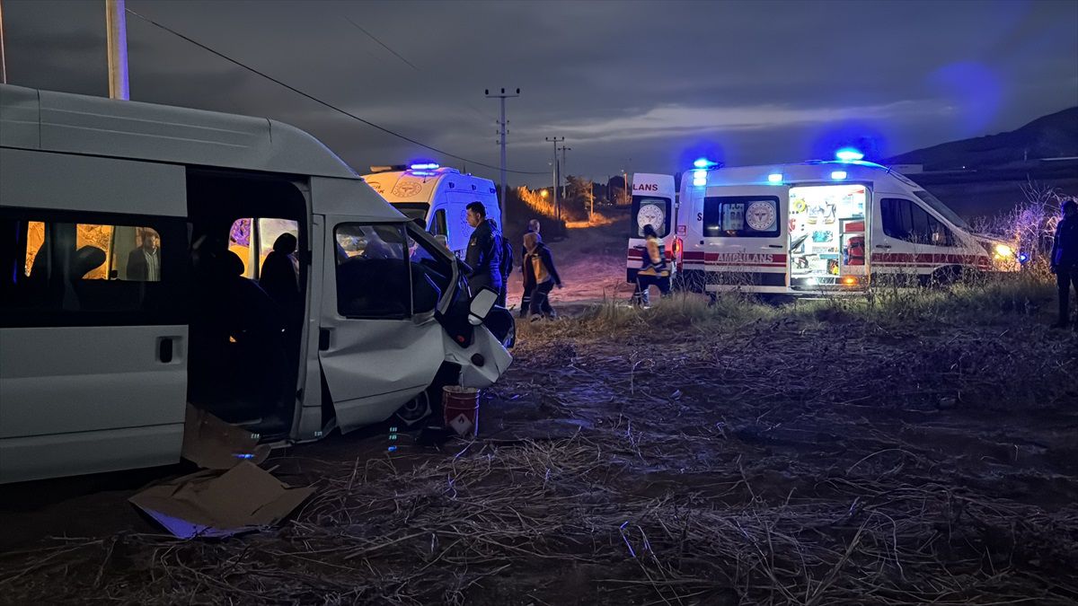 Nevşehir\'de Servis Minibüsü Devrildi: 5 Yaralı