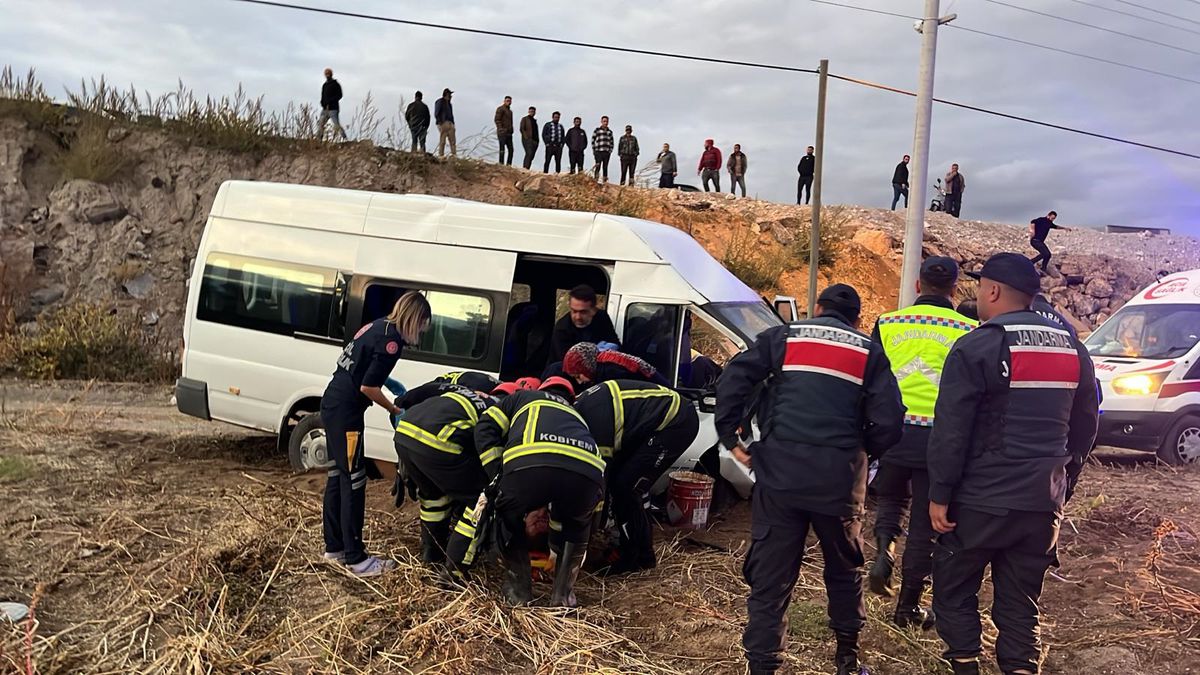 Nevşehir\'de Minibüs Devrildi: 5 Yaralı
