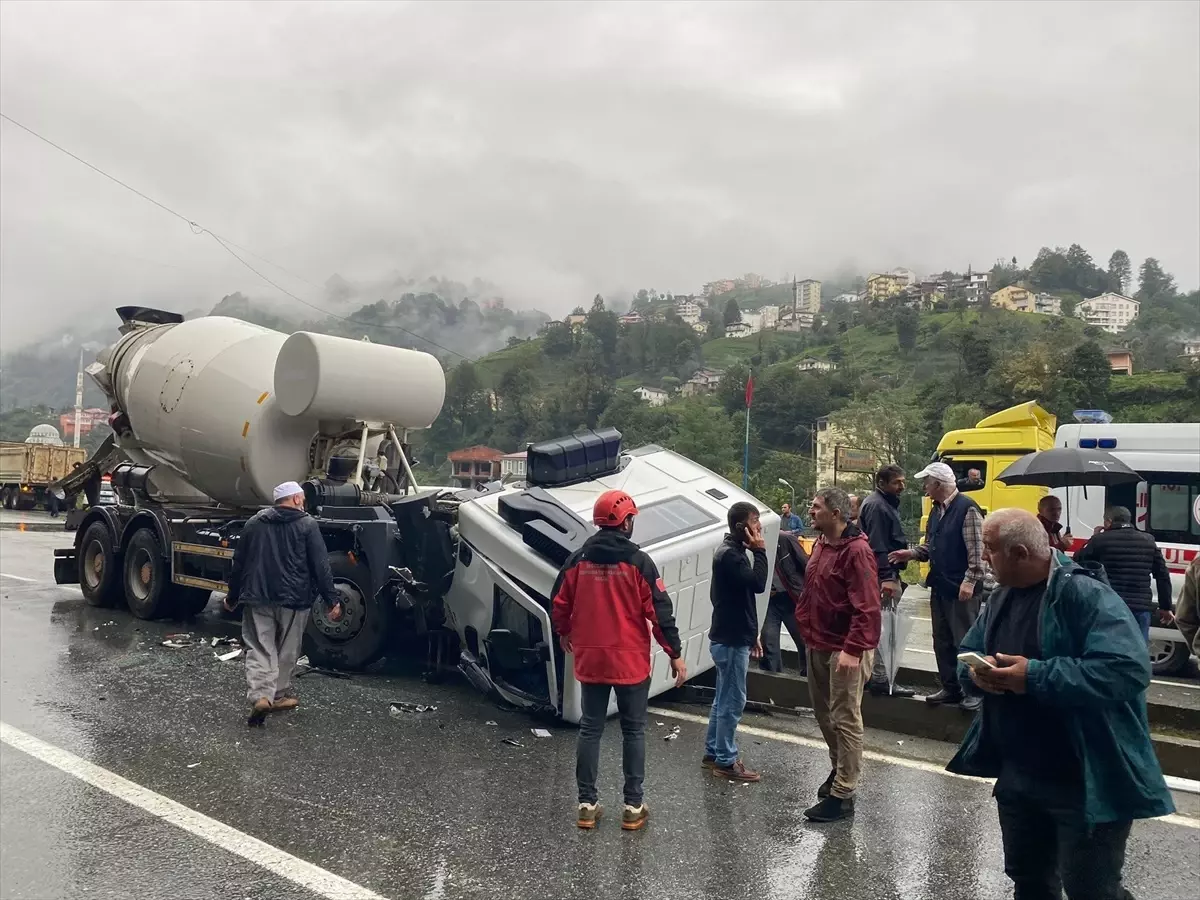 Rize\'de Kamyon ile Beton Mikserinin Çarpışması: 2 Yaralı