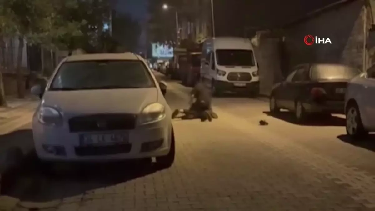 Sultangazi\'de Yerdeki Kişiye Saldırı
