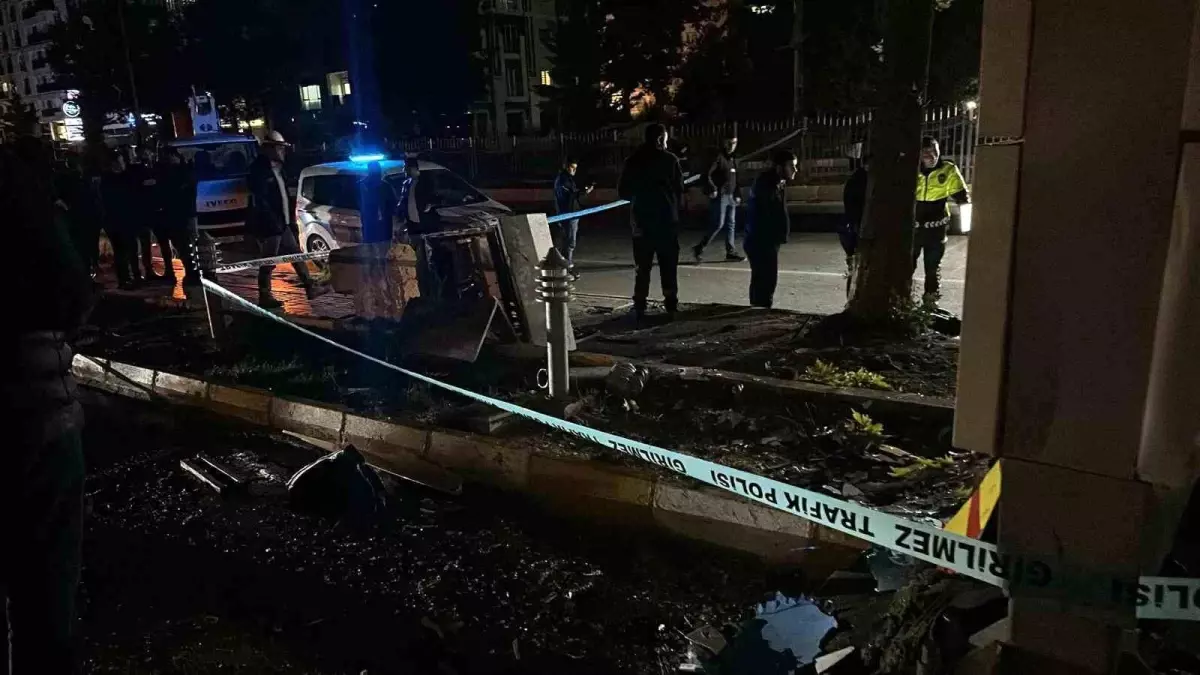 Van\'da Takla Atan Araçta 2 Yaralı