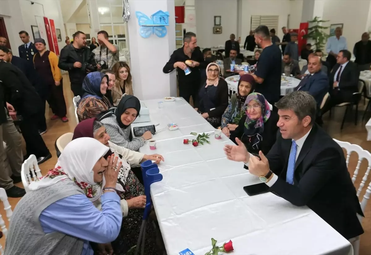 Vali Bakan\'dan Yaşlılar Günü Ziyareti