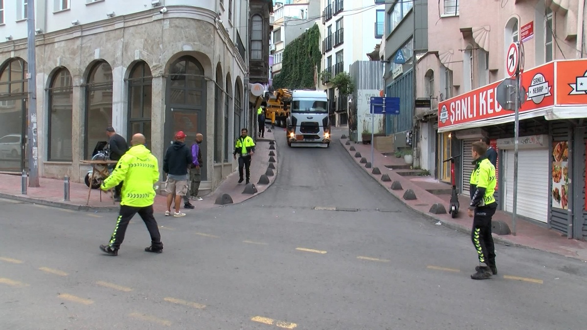 Beyoğlu\'nda TIR Trafiği Kilitledi