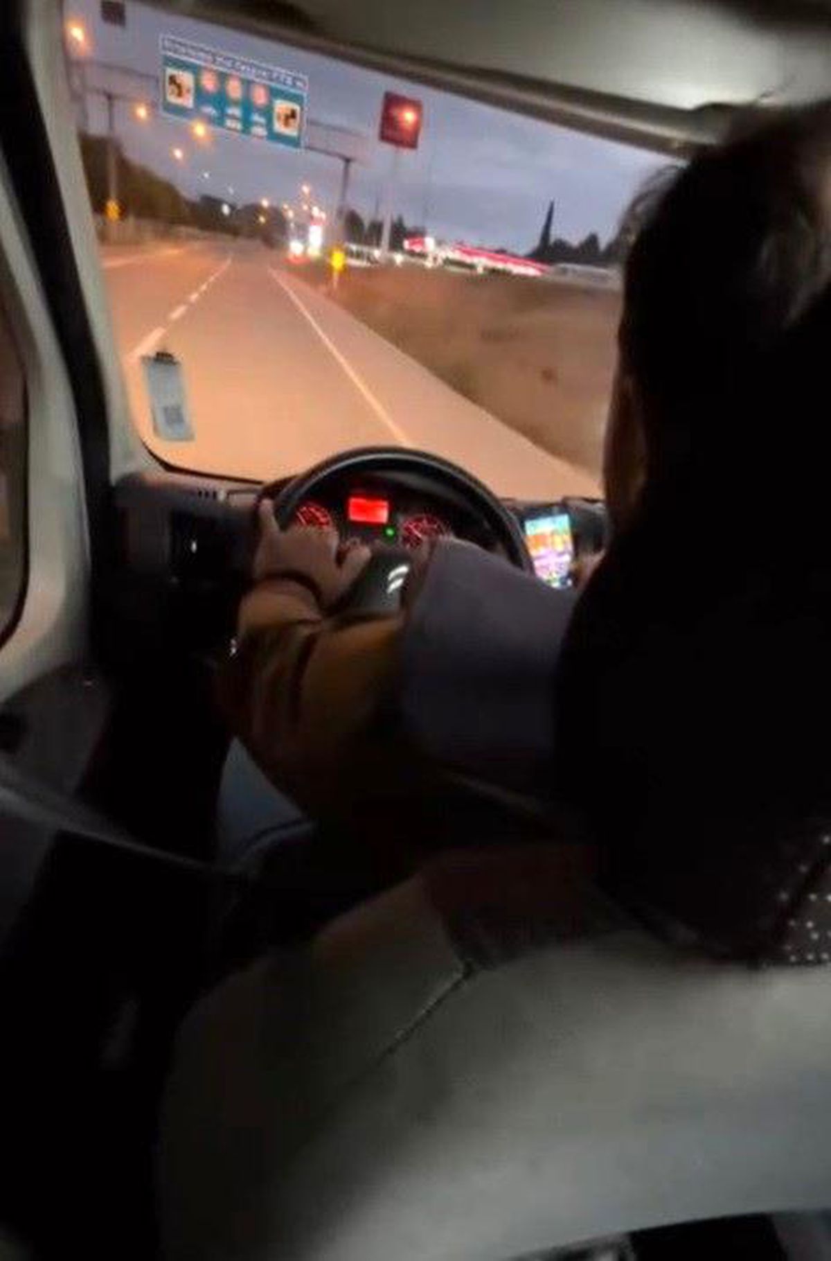 Bilecik\'te Halk Dolmuşu Sürücüsü Oyun Oynarken Görüntülendi