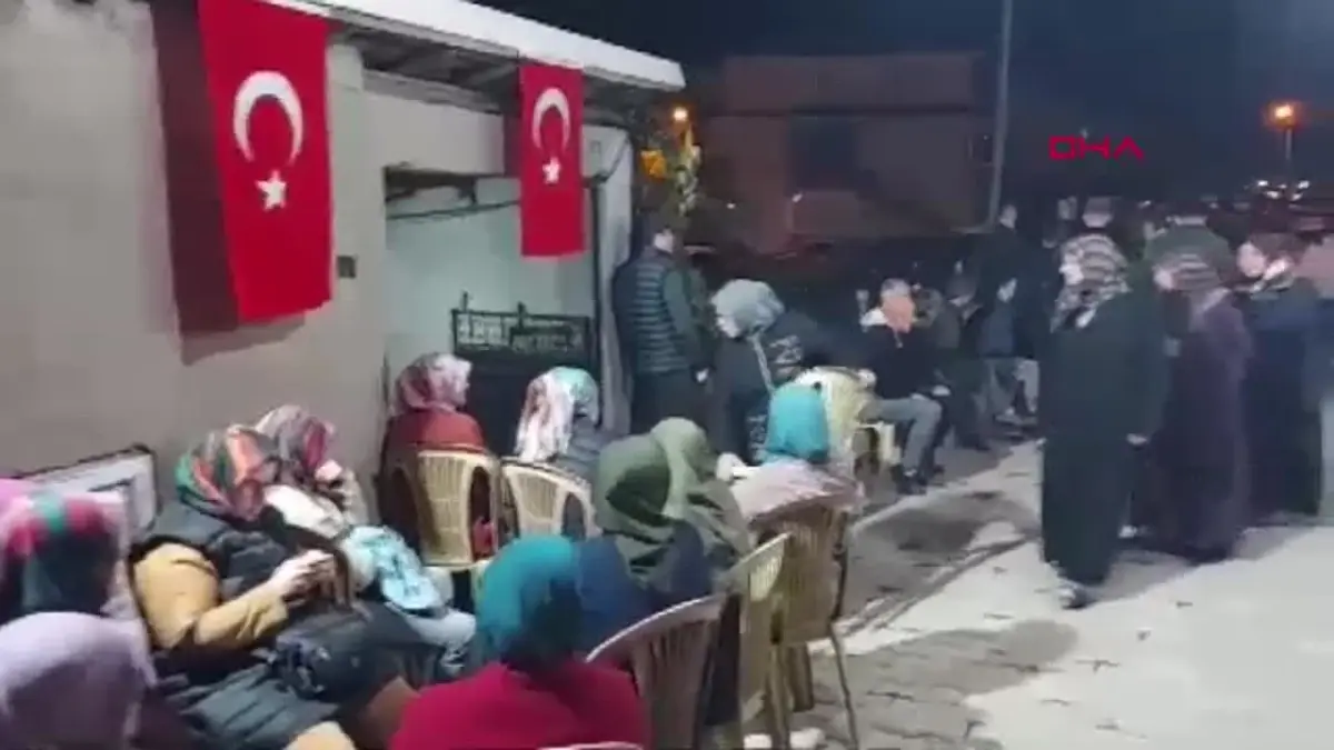 ÇANAKKALE Ağrı\'da şehit olan Burak Geniş\'in baba evine Türk bayrağı asıldı