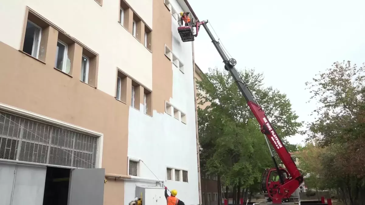 Çankaya Belediyesi, İlçe Genelindeki 12 Okulda Bakım ve Onarım Çalışmalarını Sürdürüyor