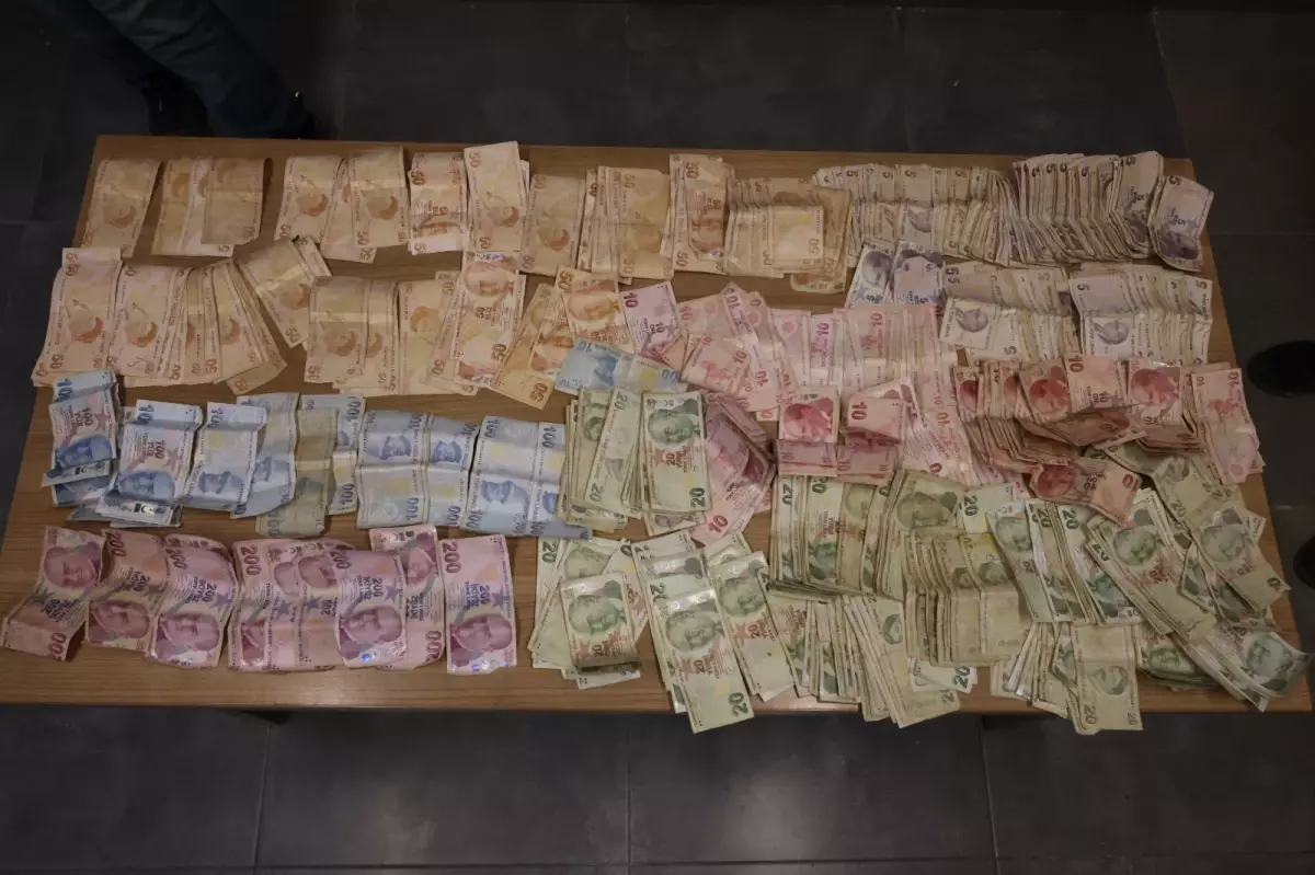 Yüklü miktarda parayla yakalandı pişkin pişkin gülmesi şaşırttı