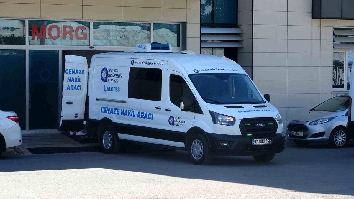 Antalya\'da Ehliyetsiz Sürücü Yaya Kadını Öldürdü