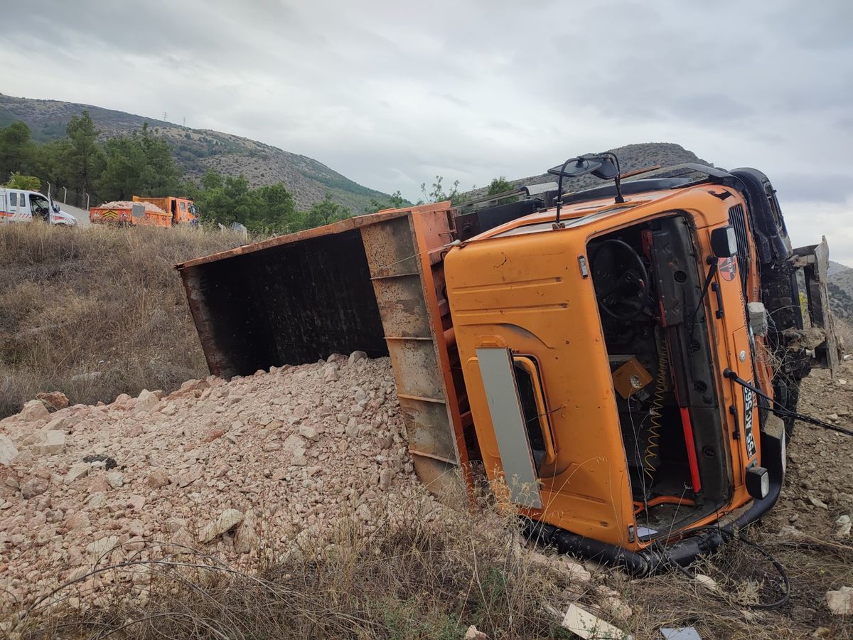 Hafriyat Kamyonu Devrildi: Şoför Yaralı
