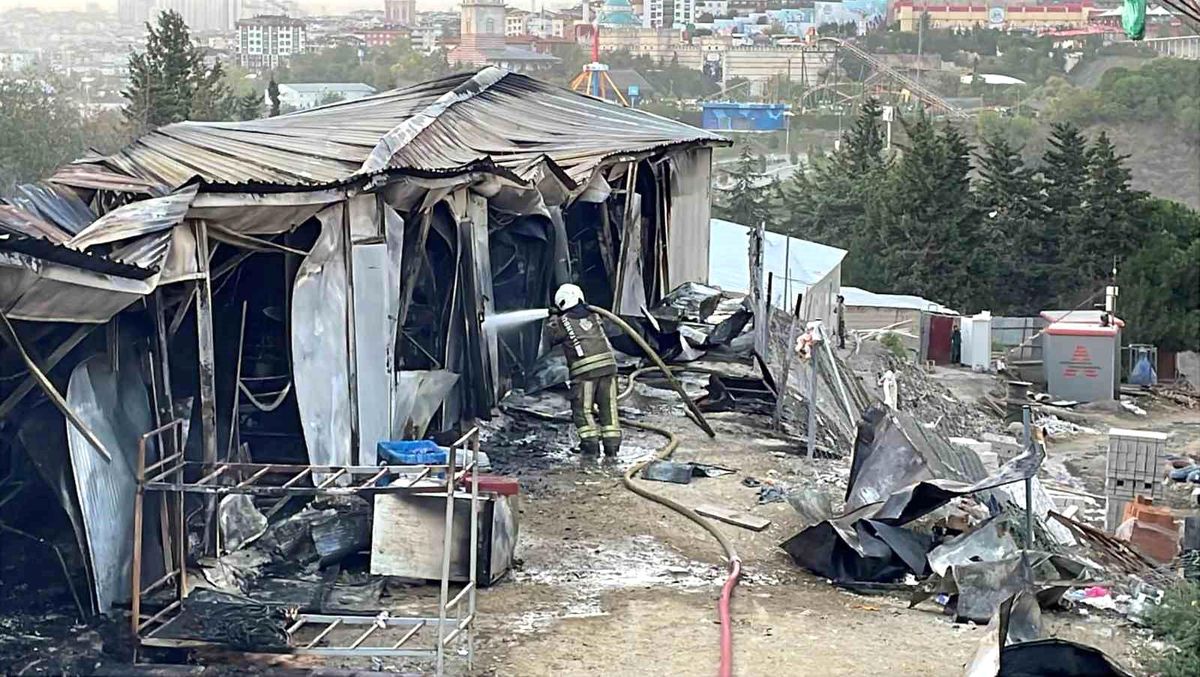 Gaziosmanpaşa\'da Konteyner Yangını