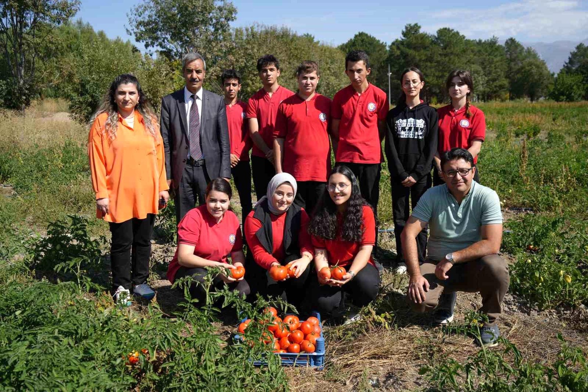 Erzincan\'da Öğrencilerden Tarım Projesi