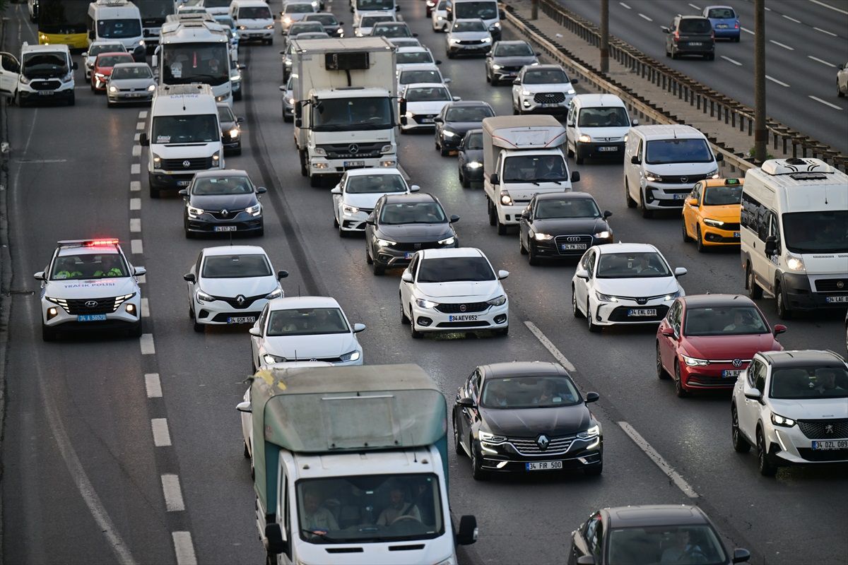 İstanbul\'da sabah saatlerinde trafik yoğunluğu yaşanıyor