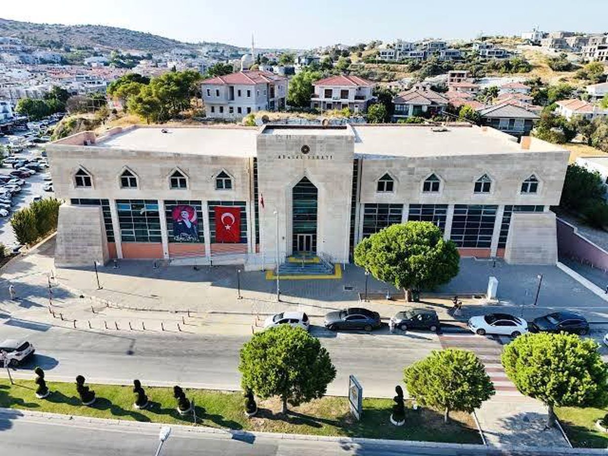 İzmir\'de Suç Örgütüne Baskın: 40 Gözaltı