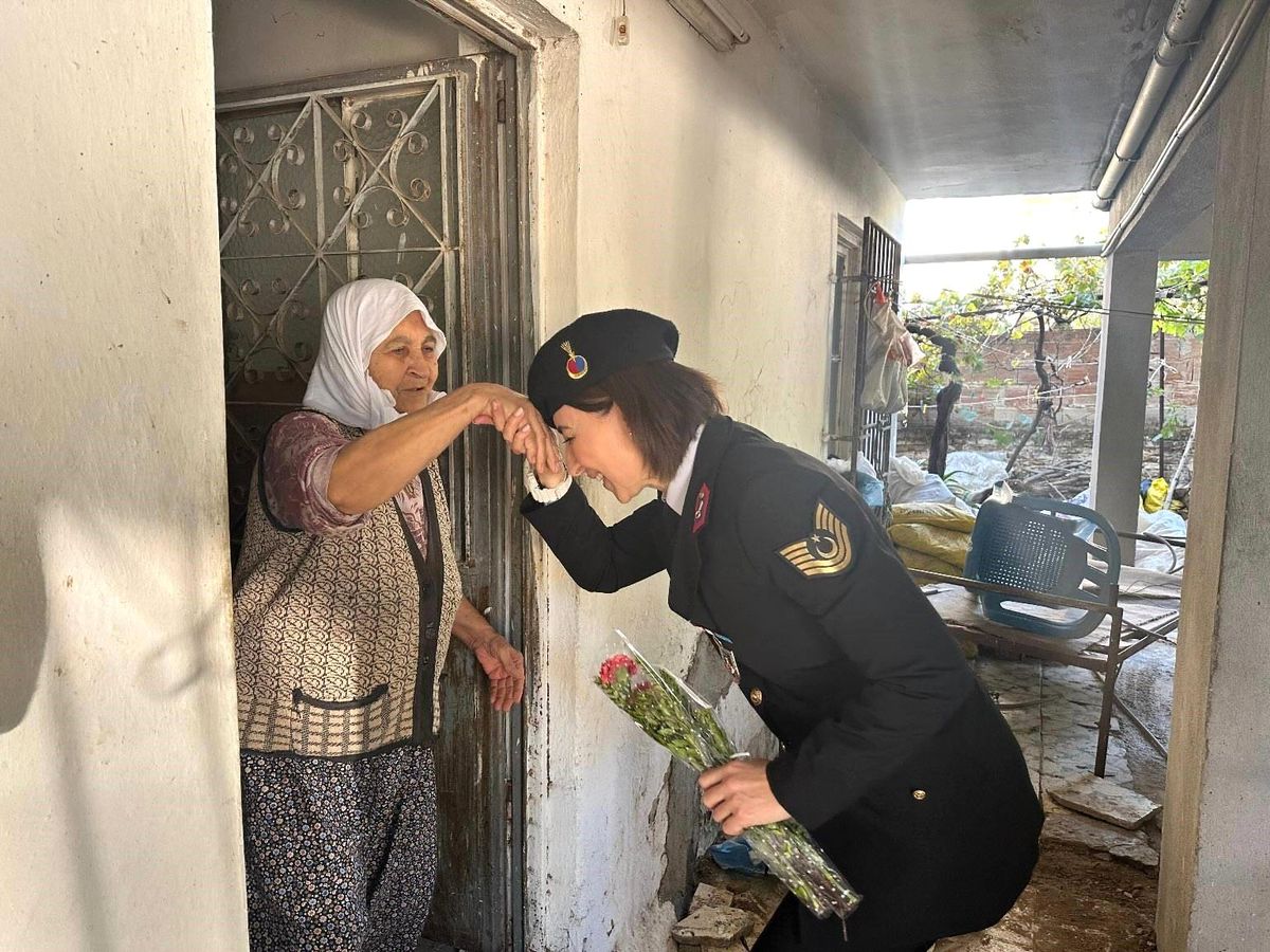 Yaşlılar Günü\'nde Jandarma Ziyareti