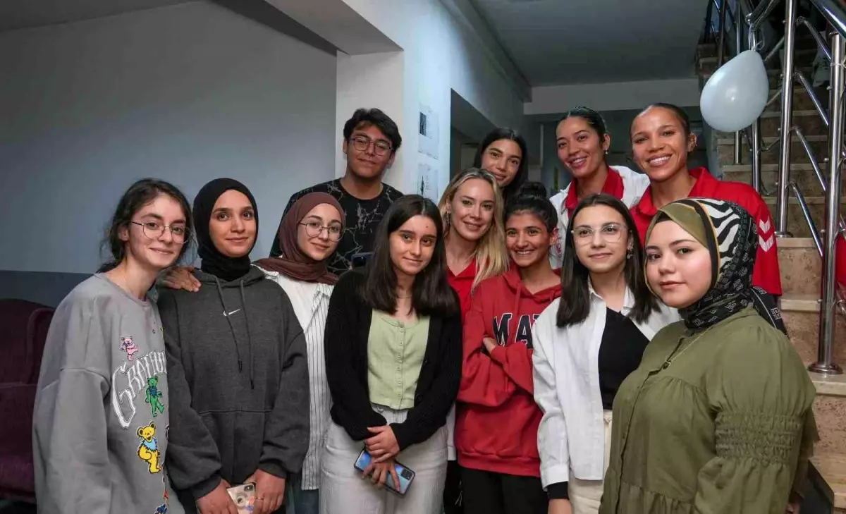 Keçiören Belediyesi Kadın Voleybol Takımı, Gençlerle Buluştu