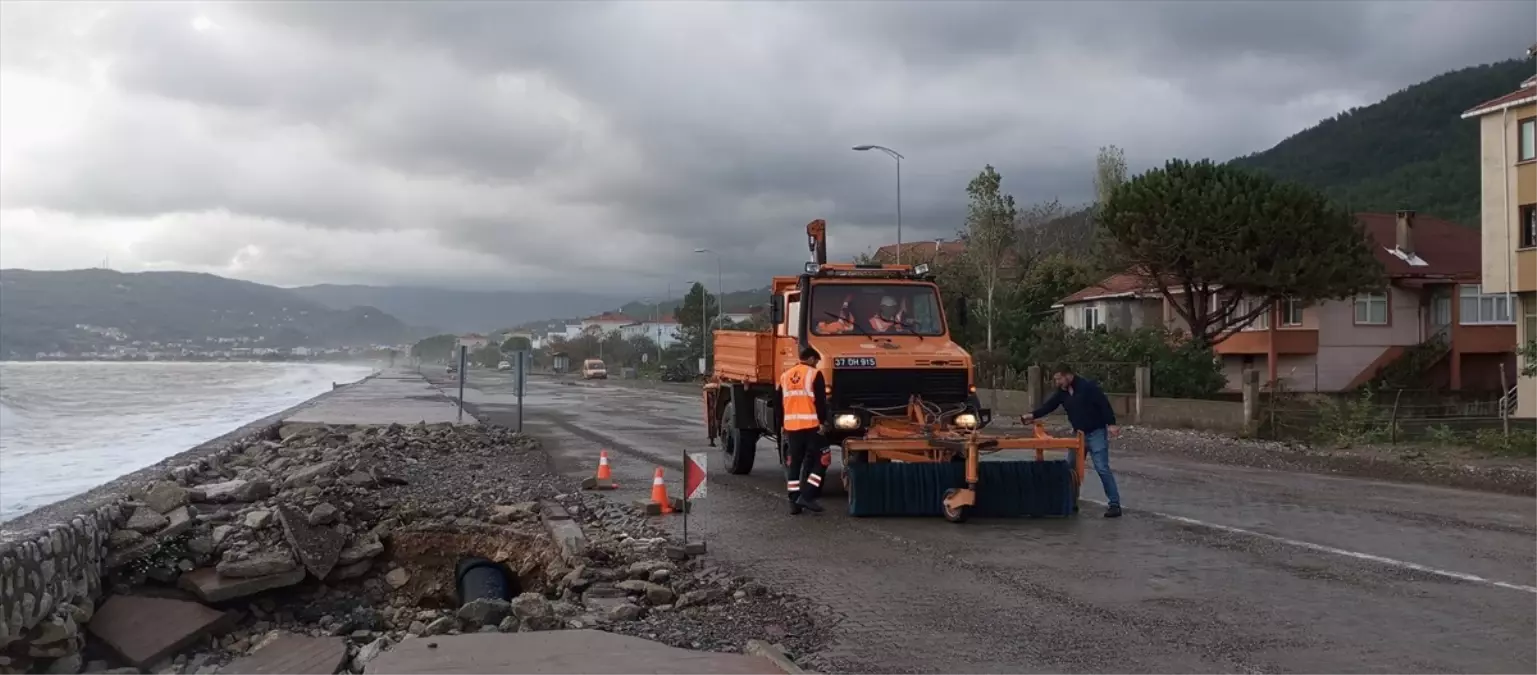 Cide\'de Dalgalar Yürüyüş Yoluna Zarar Verdi