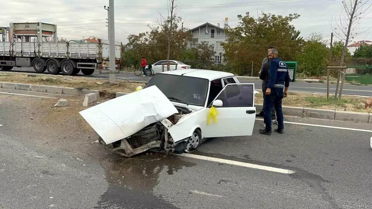 Aksaray\'da otomobil refüje çarptı