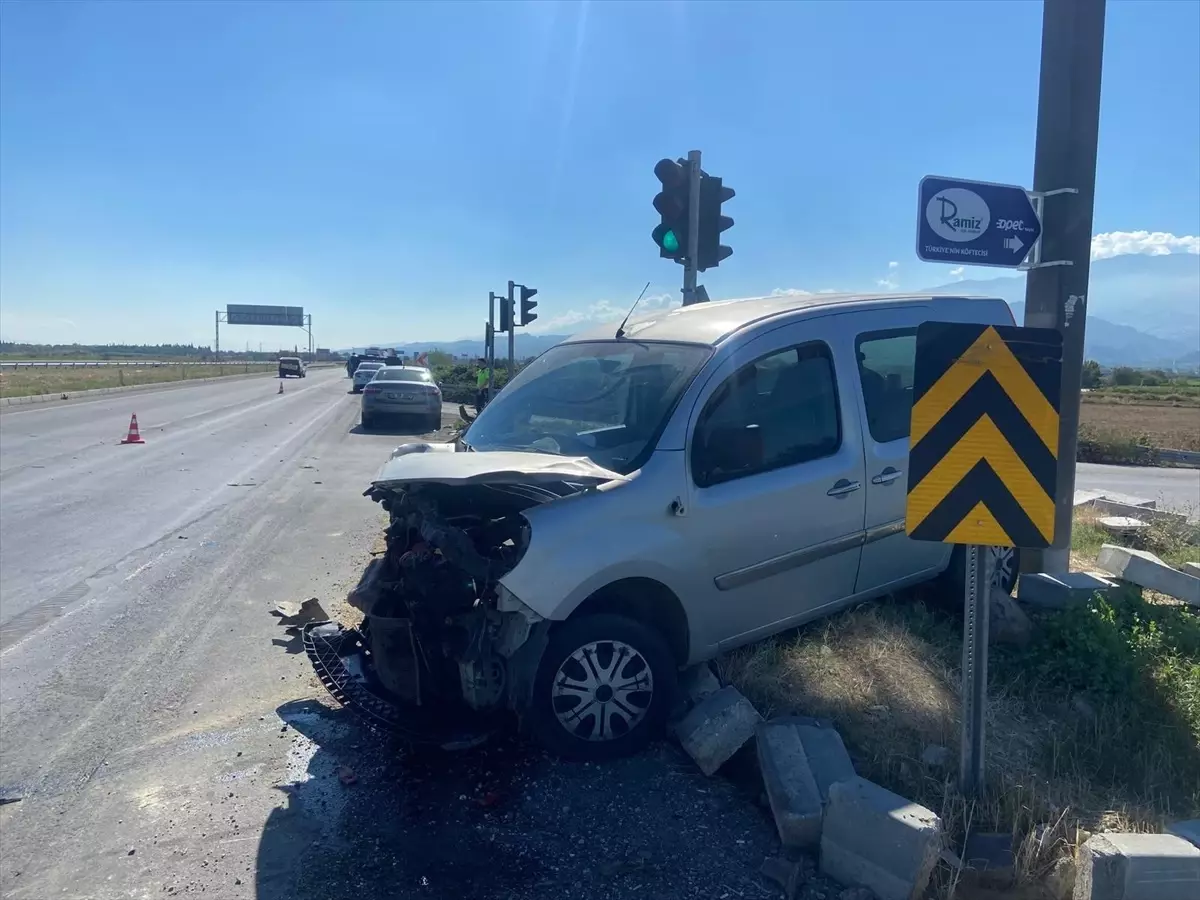 Ambulansla Araç Çarpıştı: 3 Yaralı