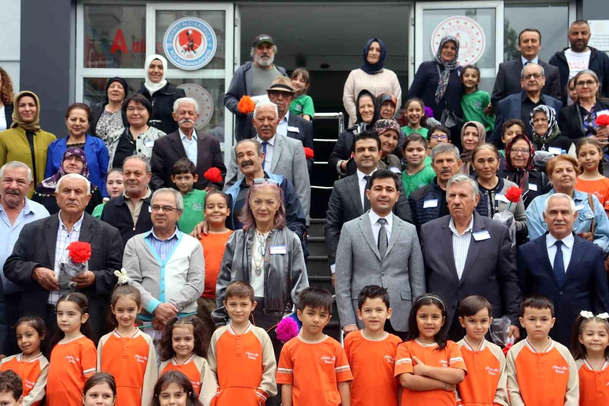 Öğrencilerden Yaşlılar Günü Etkinliği