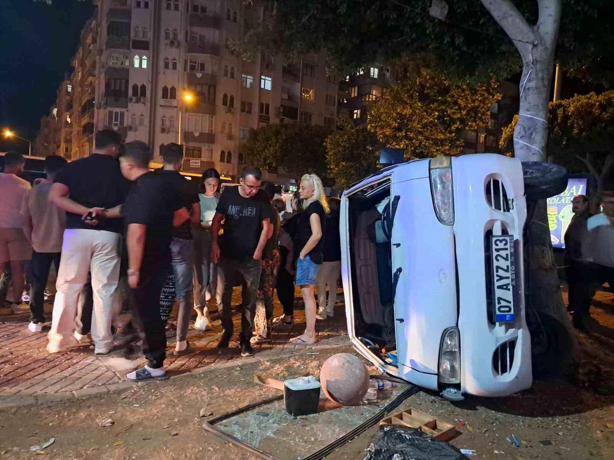 Antalya\'da Taksi ile Minibüs Çarpıştı: 3 Yaralı