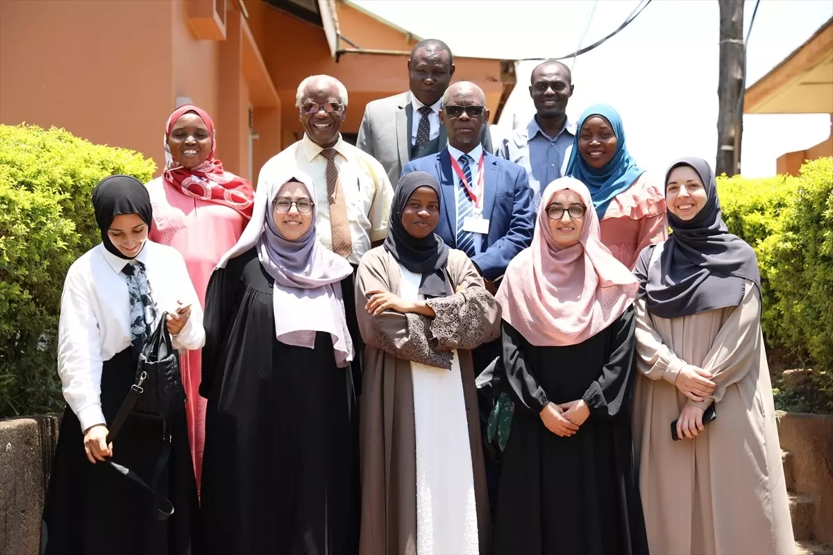 Türk Öğrenciler Uganda\'da İngilizce Eğitimi Alıyor