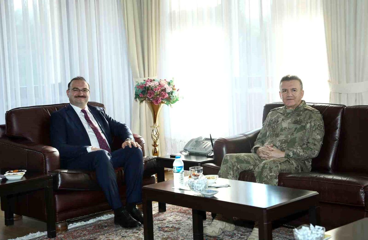 Tümgeneral Altuğ\'dan Rektör Hacımüftüoğlu\'na Ziyaret