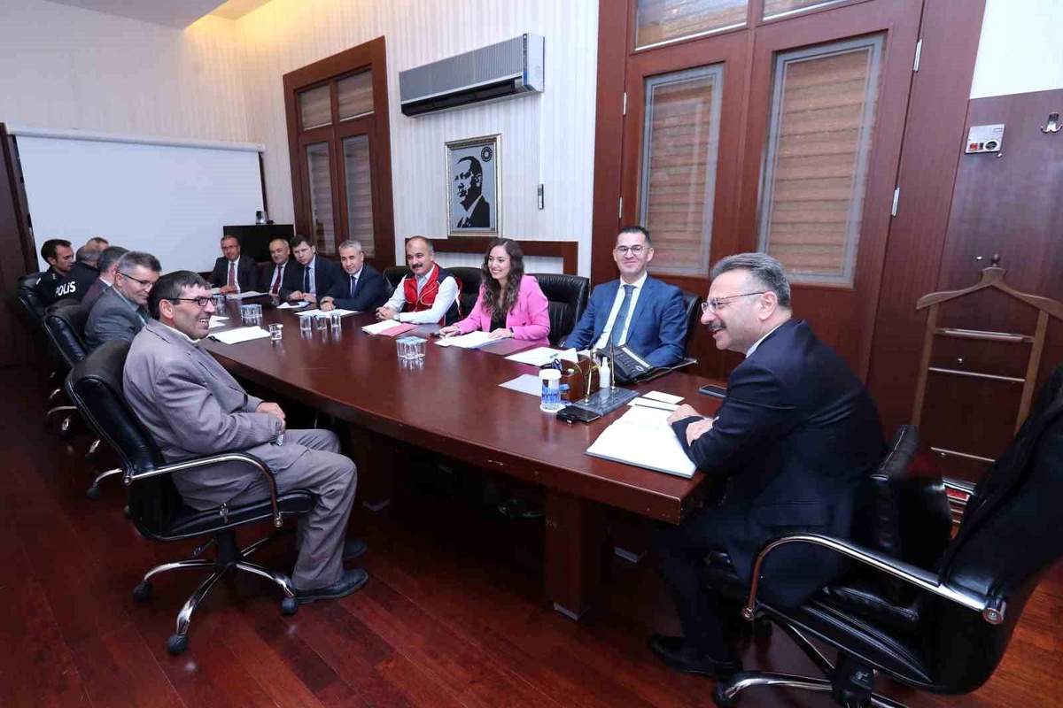 Vali Aksoy Halk Gününde Vatandaşların Taleplerini Dinledi