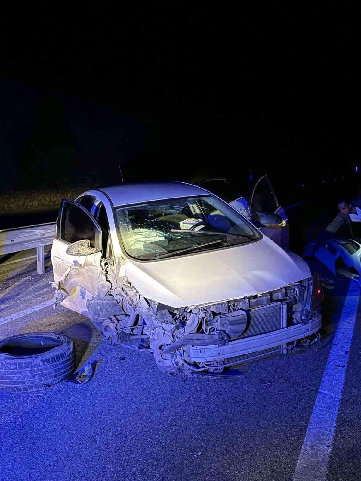 Yüksekova\'da Trafik Kazası: 2 Yaralı