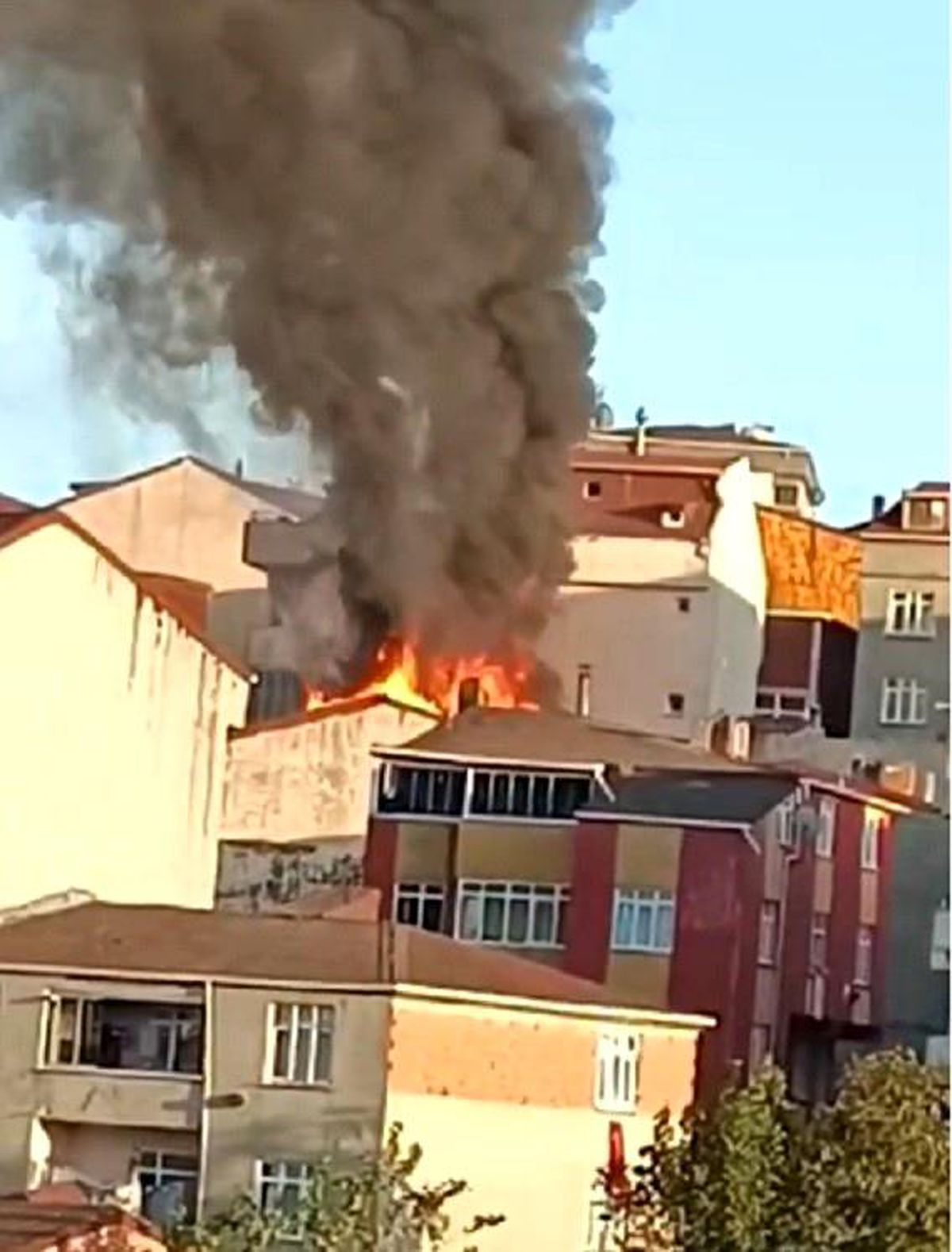 Arnavutköy\'de Çatı Yangını