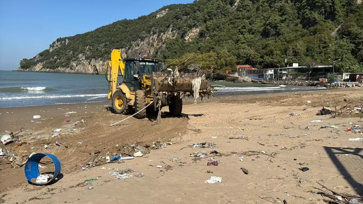 Bartın Nehri\'nin Çamurlu Su Renk Değiştirdi