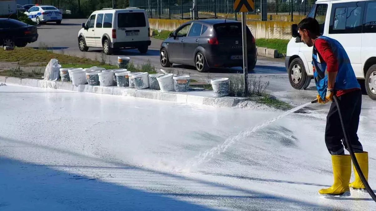 Samsun\'da Boya Kutuları Yola Saçıldı, Trafik Kapandı