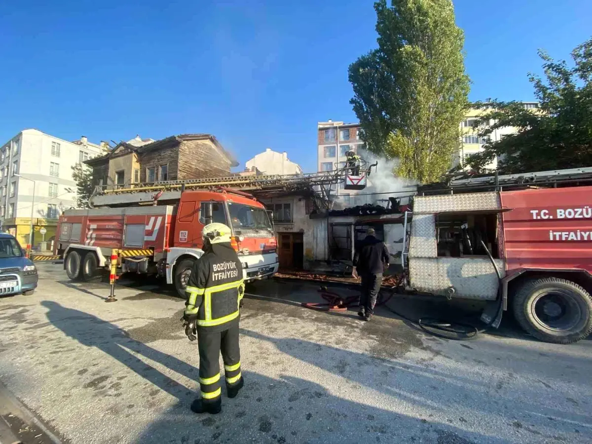 Bozüyük\'te Metruk Bina Yangını, Yapı Yıkıldı