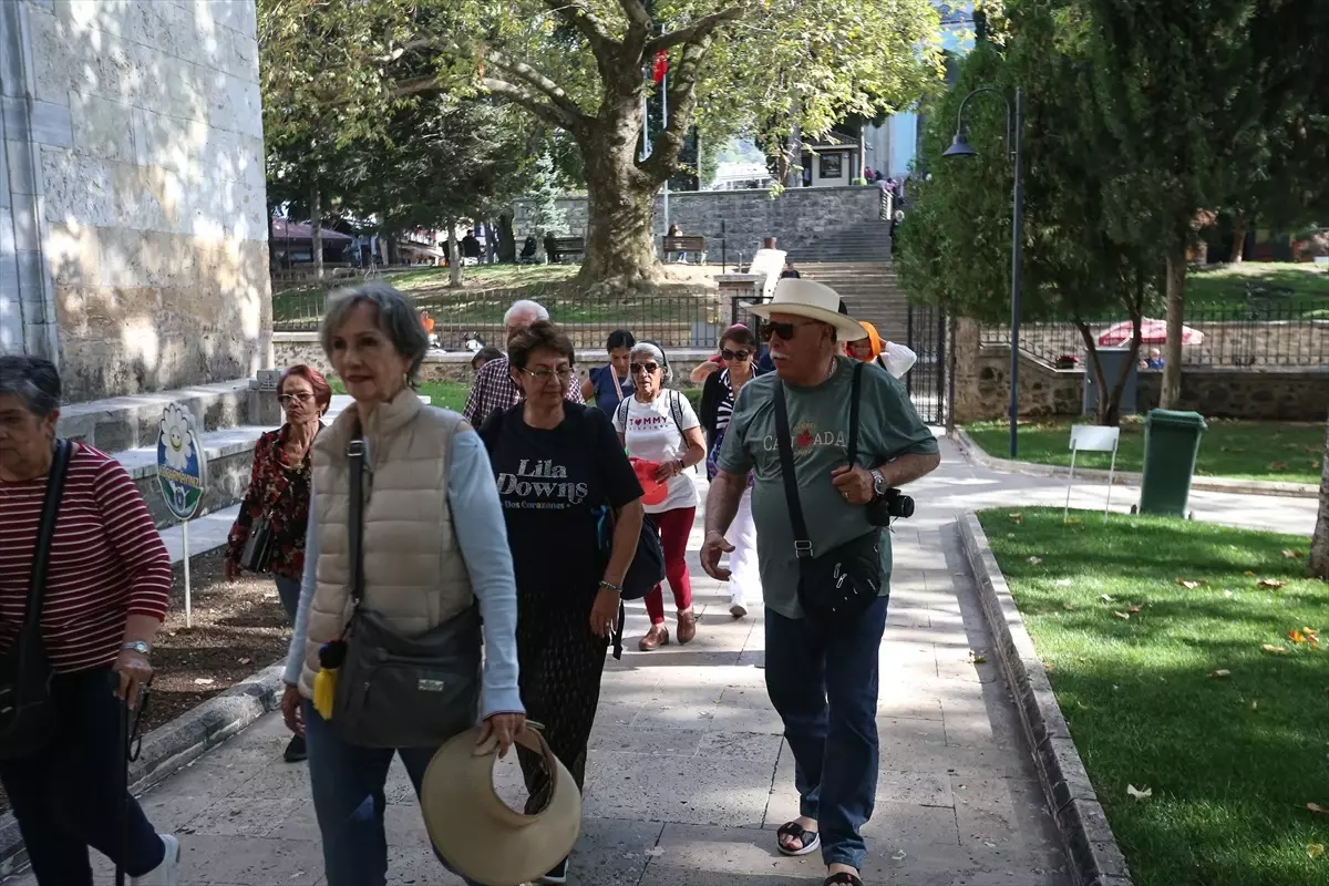 Erkek Turistlerden Camiye Saygı Gösterisi