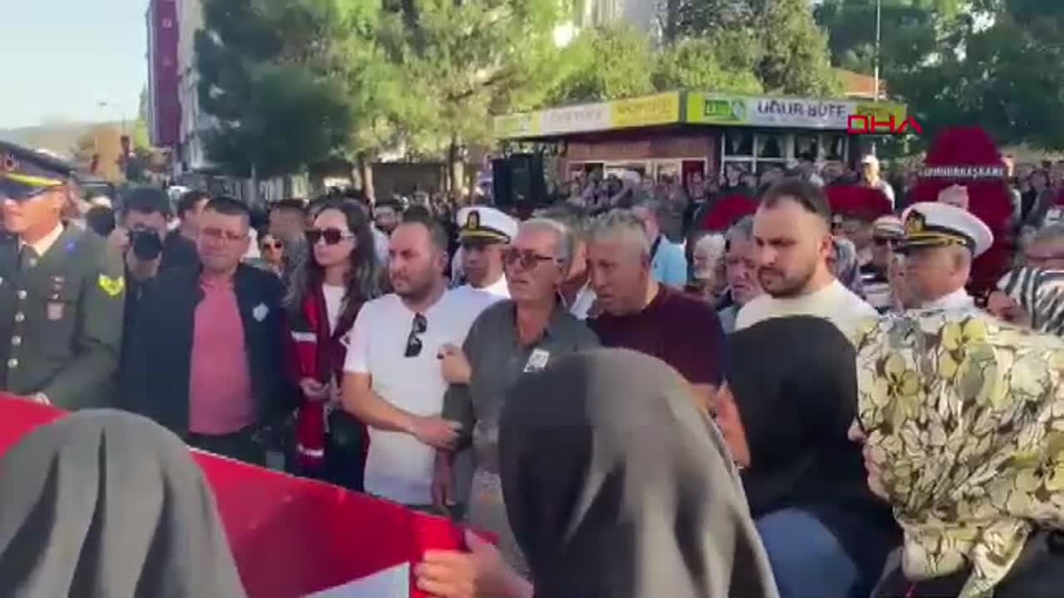 ÇANAKKALE Ağrı\'da meydana gelen araç kazasında şehit olan Piyade Uzman Çavuş Burak Geniş için Çanakkale\'de cenaze töreni düzenlendi