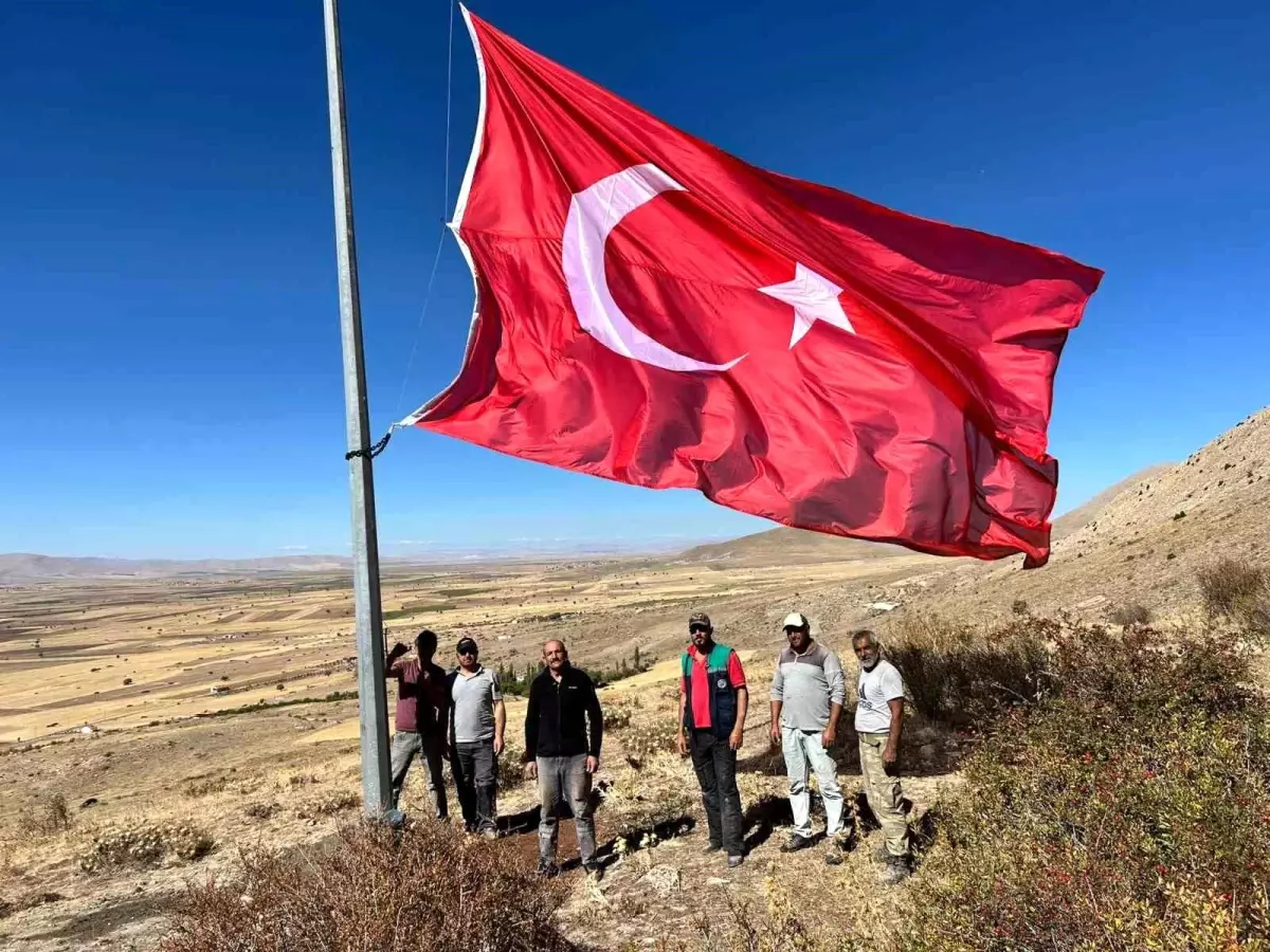 Çanakpınar\'da Dev Türk Bayrağı Törenle Asıldı