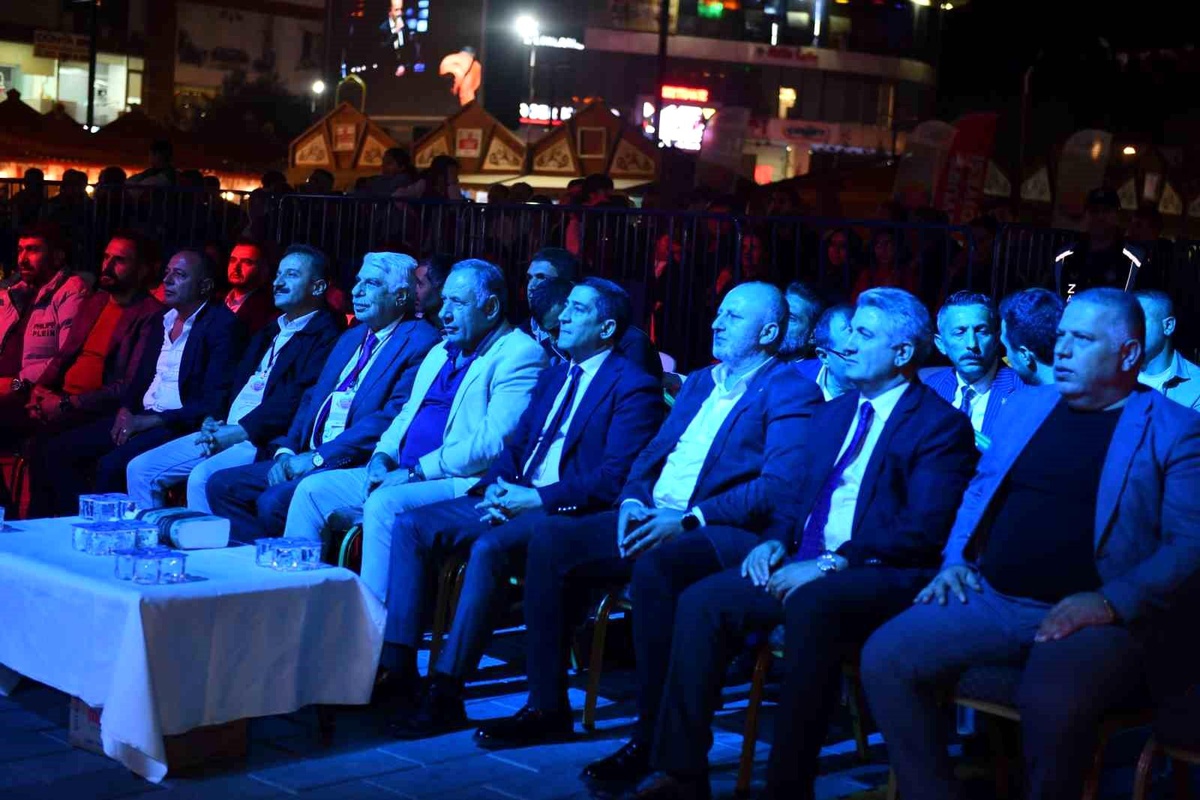 Esenyurt Kardeş Kültürler Festivali\'nde Aşıklar Gecesi