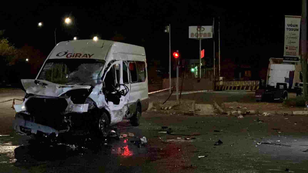 Gaziantep\'te tır işçi servisine çarptı: 3\'ü ağır 13 yaralı