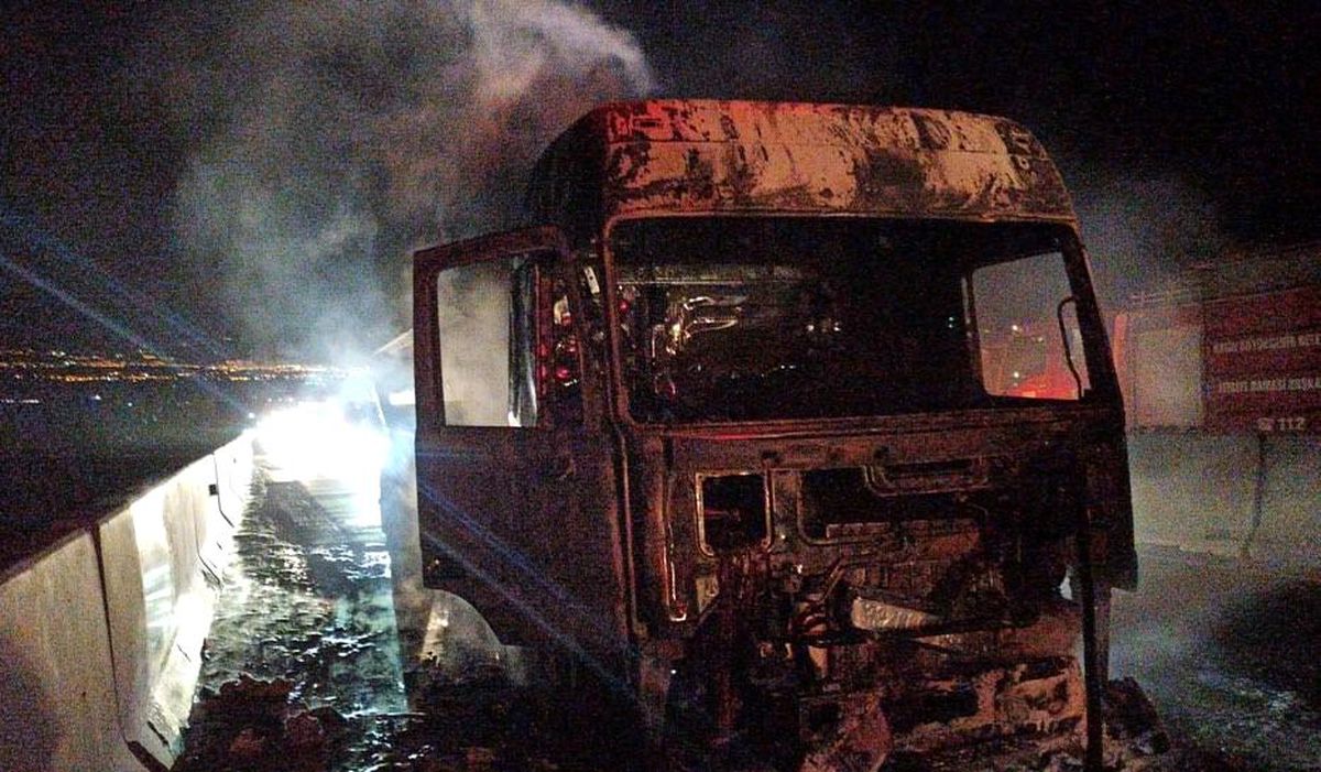 Hatay\'da Seyir Halindeki Hafriyat Kamyonu Alev Alev Yandı