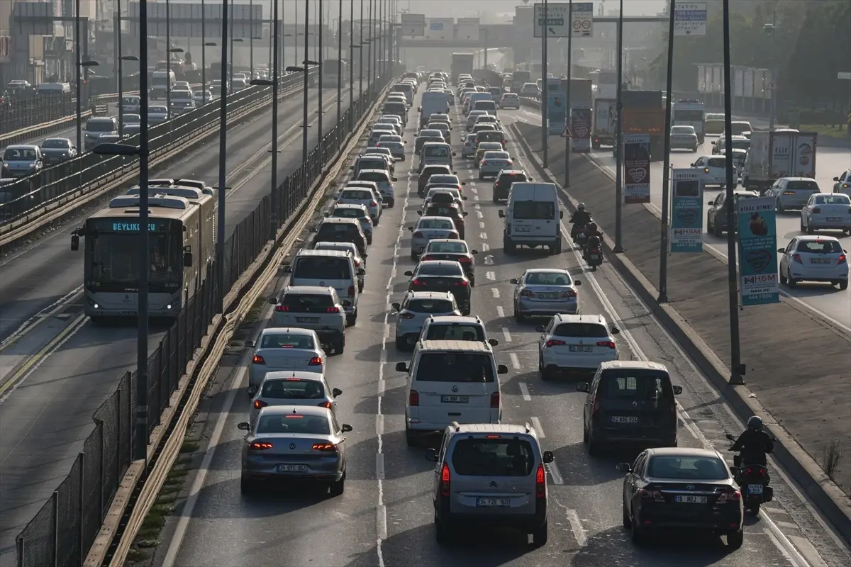 İstanbul\'da sabah trafik yoğunluğu yaşanıyor