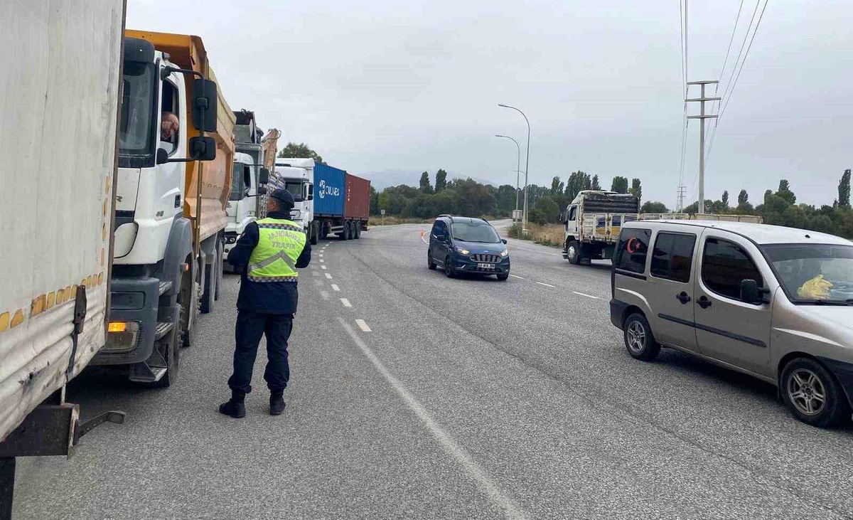 Kütahya\'da Trafik Denetimi: 46 Sürücüye Ceza