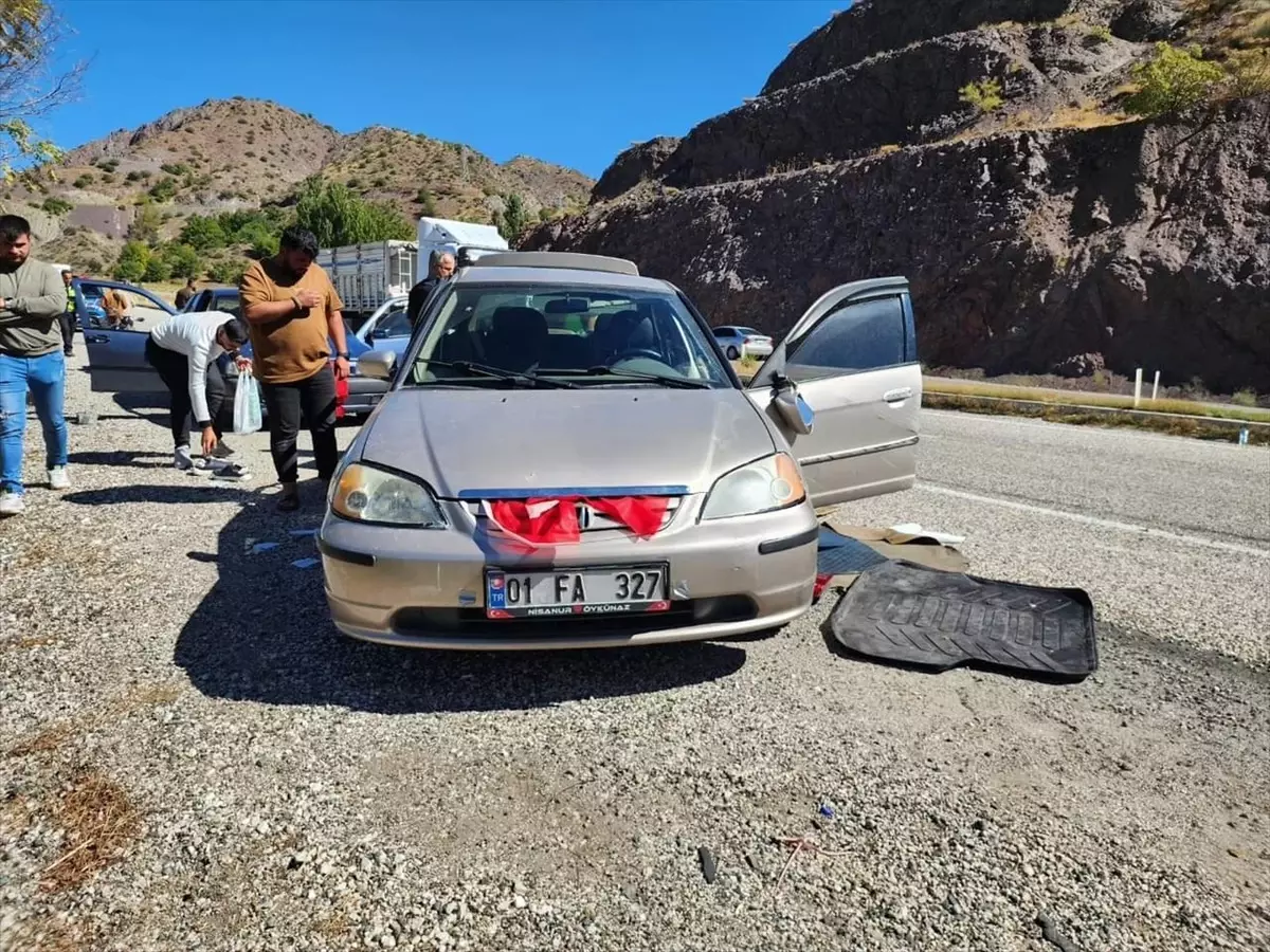 Malatya\'da yön levhasına çarpan otomobildeki 3 kişi yaralandı