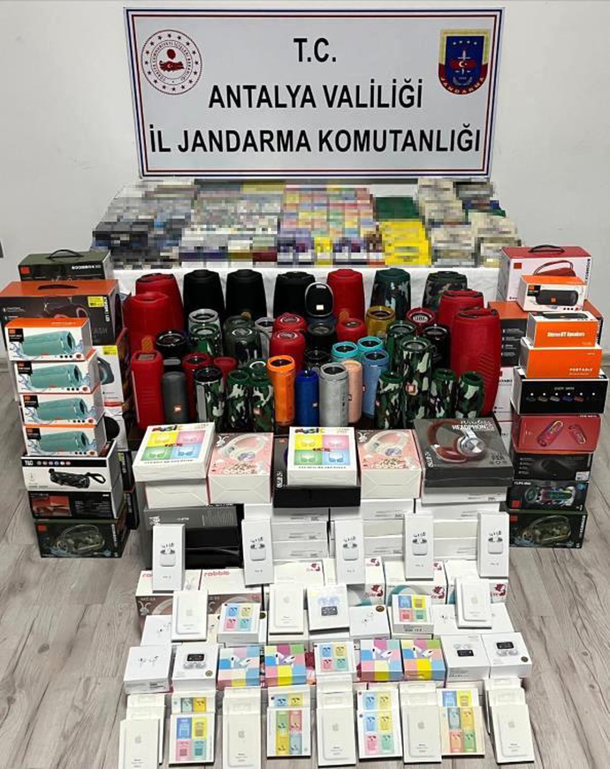 Bandrolsüz Tütün ve Elektronik Eşya Ele Geçirildi